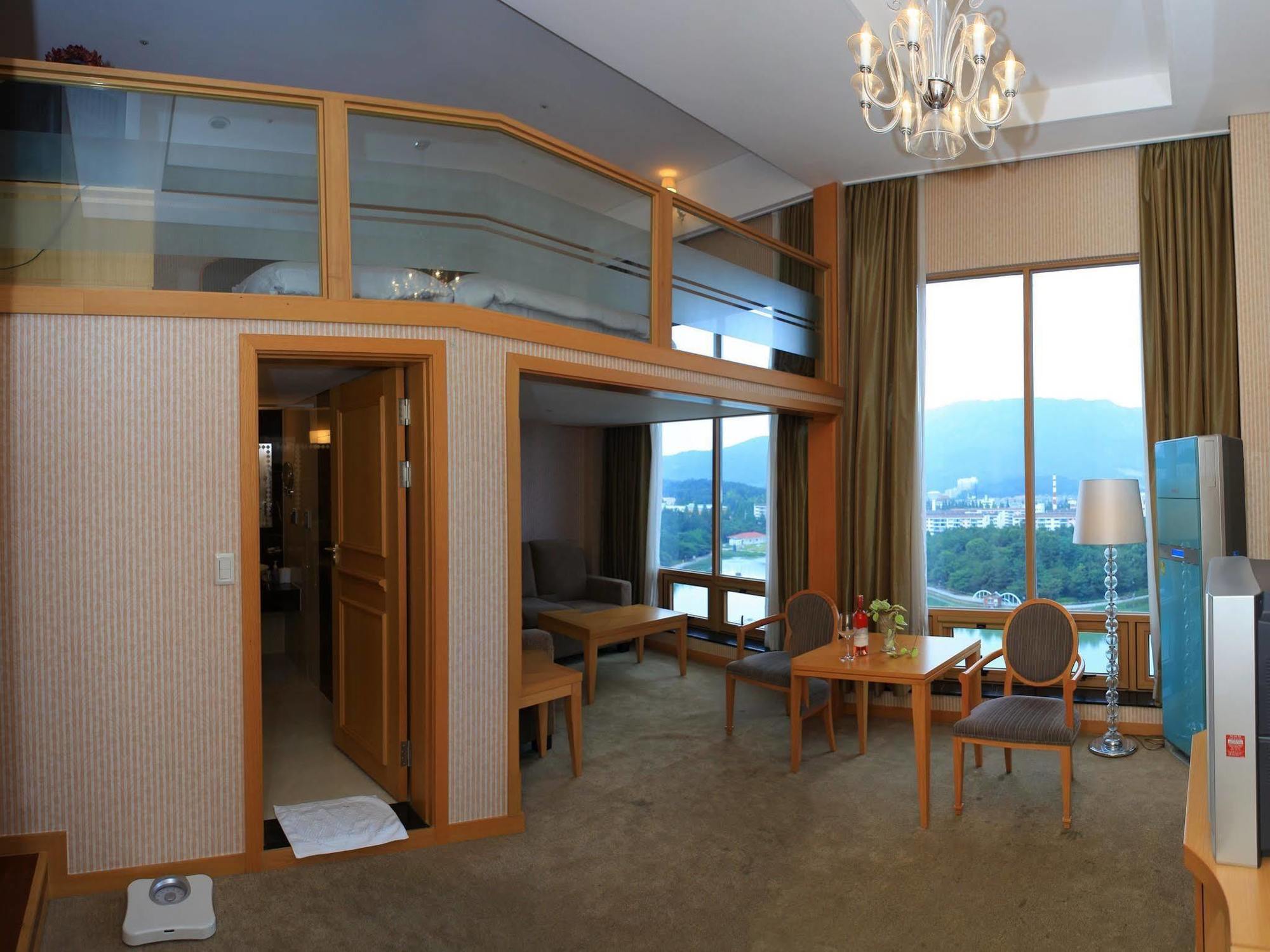 Hotel Avenue Чханвон Екстер'єр фото